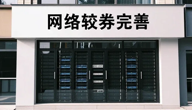 数字电源管理模块在高密度应用中的性能表现与适应性分析